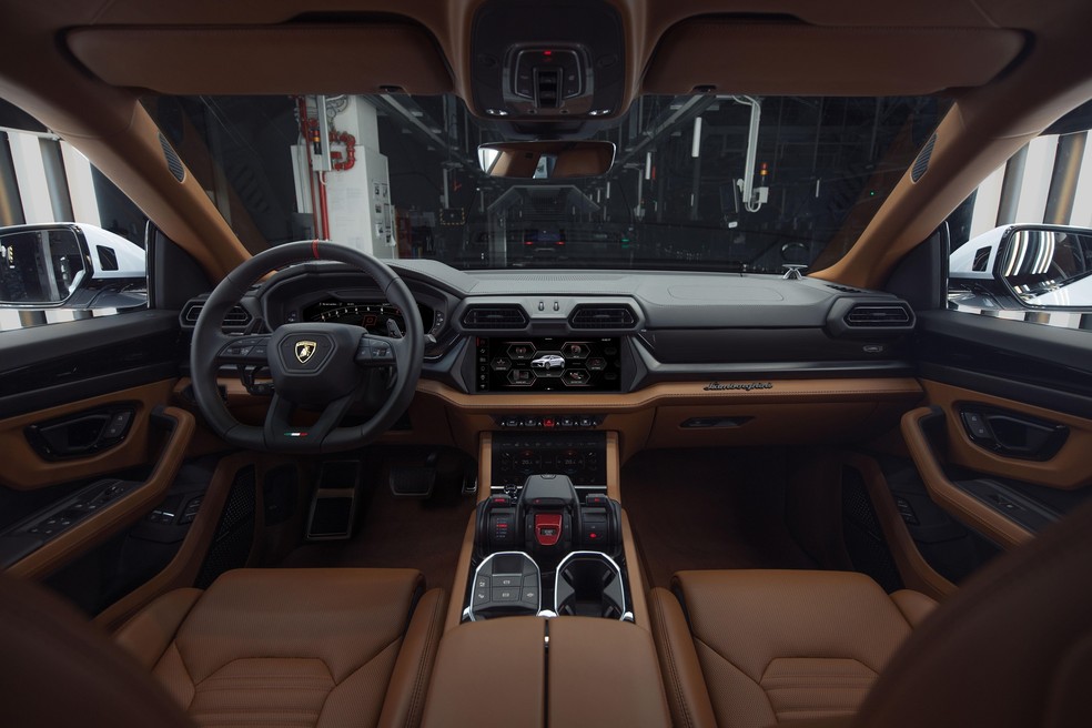 Painel do Lamborghini Urus SE Plug-in Hybrid é o mesmo da versão sem eletrificação — Foto: Divulgação