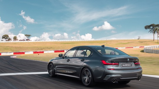 BMW Série 3 híbrida chega ao Brasil quase R$ 30 mil mais cara do que quando foi anunciada, há 1 mês