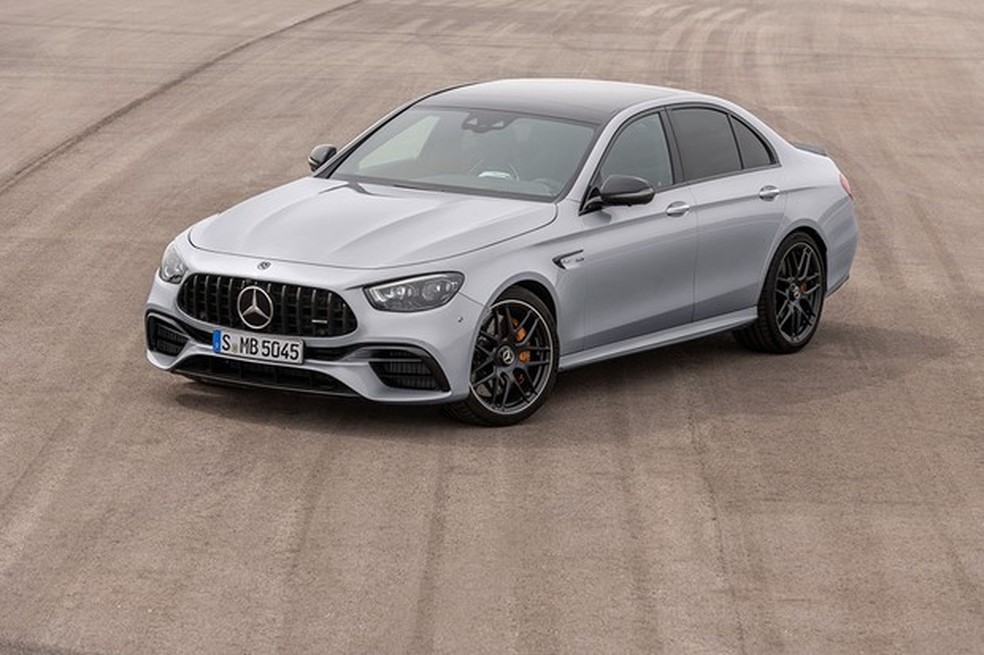 Detalhes em fibra de carbono e grade "Panamericana" são exclusivos da linha AMG (Foto: Divulgação) — Foto: Auto Esporte