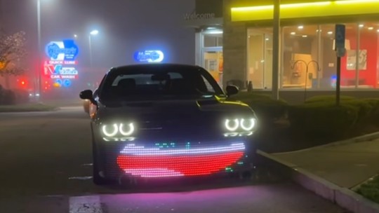 Dodge Challenger 'canta' com boca de LED e viraliza nas redes sociais