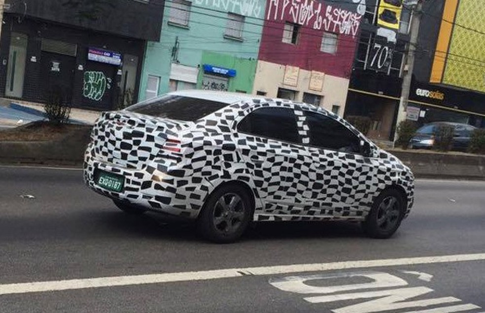 Chevrolet Onix e Prisma reestilizados são fotografados rodando camuflados (Foto: Leone Reis) — Foto: Auto Esporte