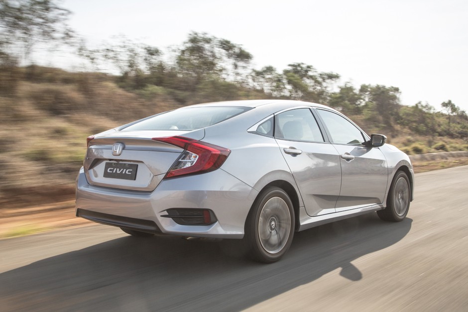 Perfil fastback do novo Honda Civic espana a poeira do antecessor