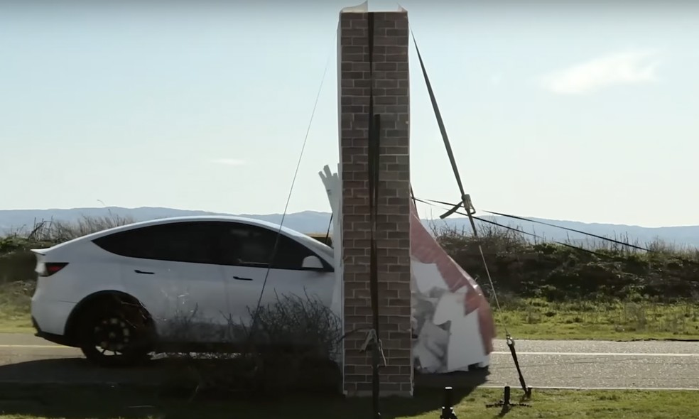 Tesla Model Y no "teste do Papa-Léguas" realizado por youtuber — Foto: Reprodução/Youtube