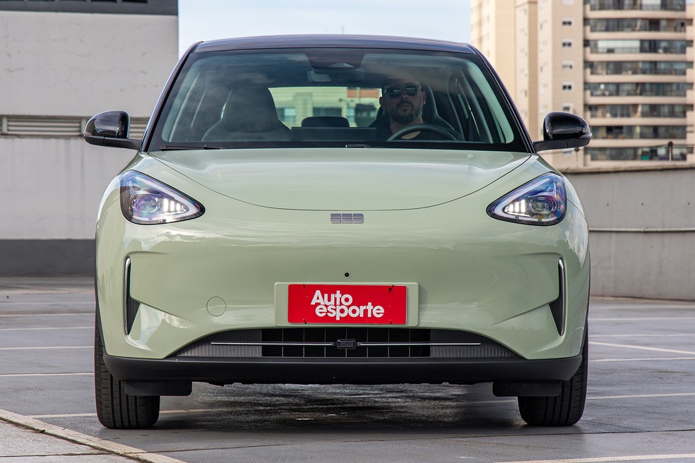 Geely EX2 Max 2026 tem entradas de ar posicionadas na parte inferior do para-choque — Foto: Renato Durães/Auto News Brasil