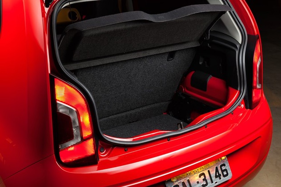Porta-malas é bem mais fundo do que a boca, mas divisória ajuda na praticidade (Foto: Leo Sposito/Auto News Brasil) — Foto: Auto Esporte