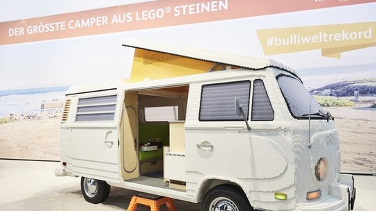 Volkswagen Kombi feita de Lego em tamanho real tem 400 mil peças