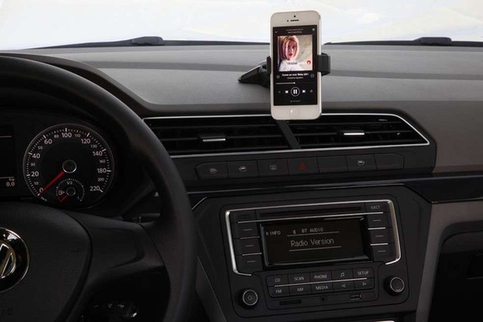Dock para celular tem suporte prático e pode ser comprado como acessório (Foto: Marcelo Spatafora/Auto News Brasil) — Foto: Auto Esporte