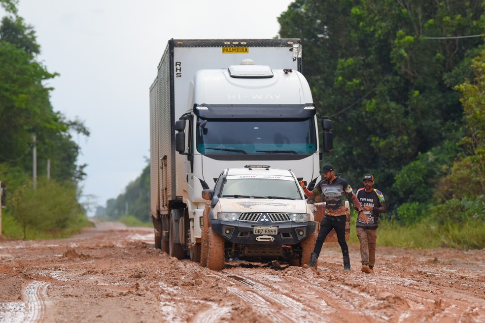 Thiago e Raphaell fazem transmissão em tempo real sobre os locais  — Foto: Murilo Góes/Auto News Brasil