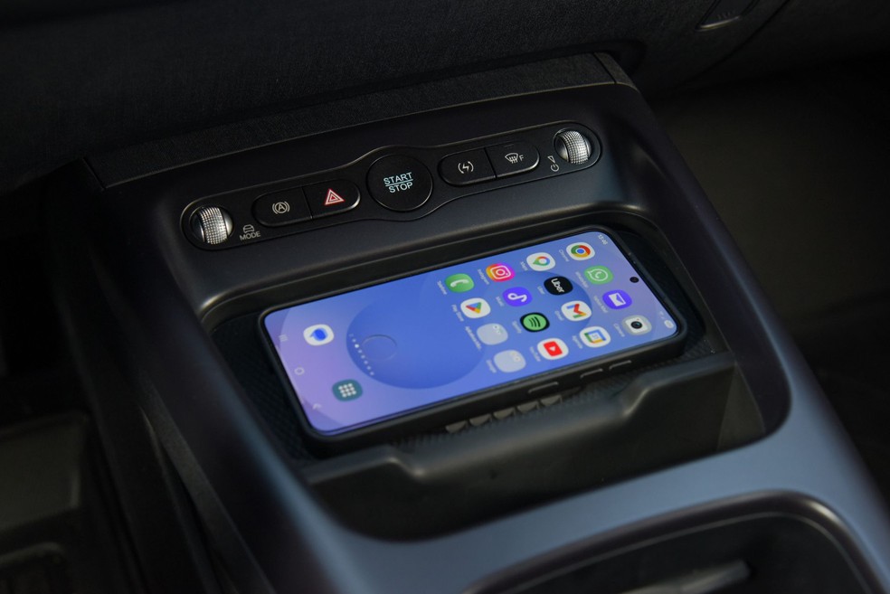 Reformulação na cabine do BYD Dolphin SE deixou uma melhor disposição para o carregador de celular por indução  — Foto: Murilo Goes/Auto News Brasil