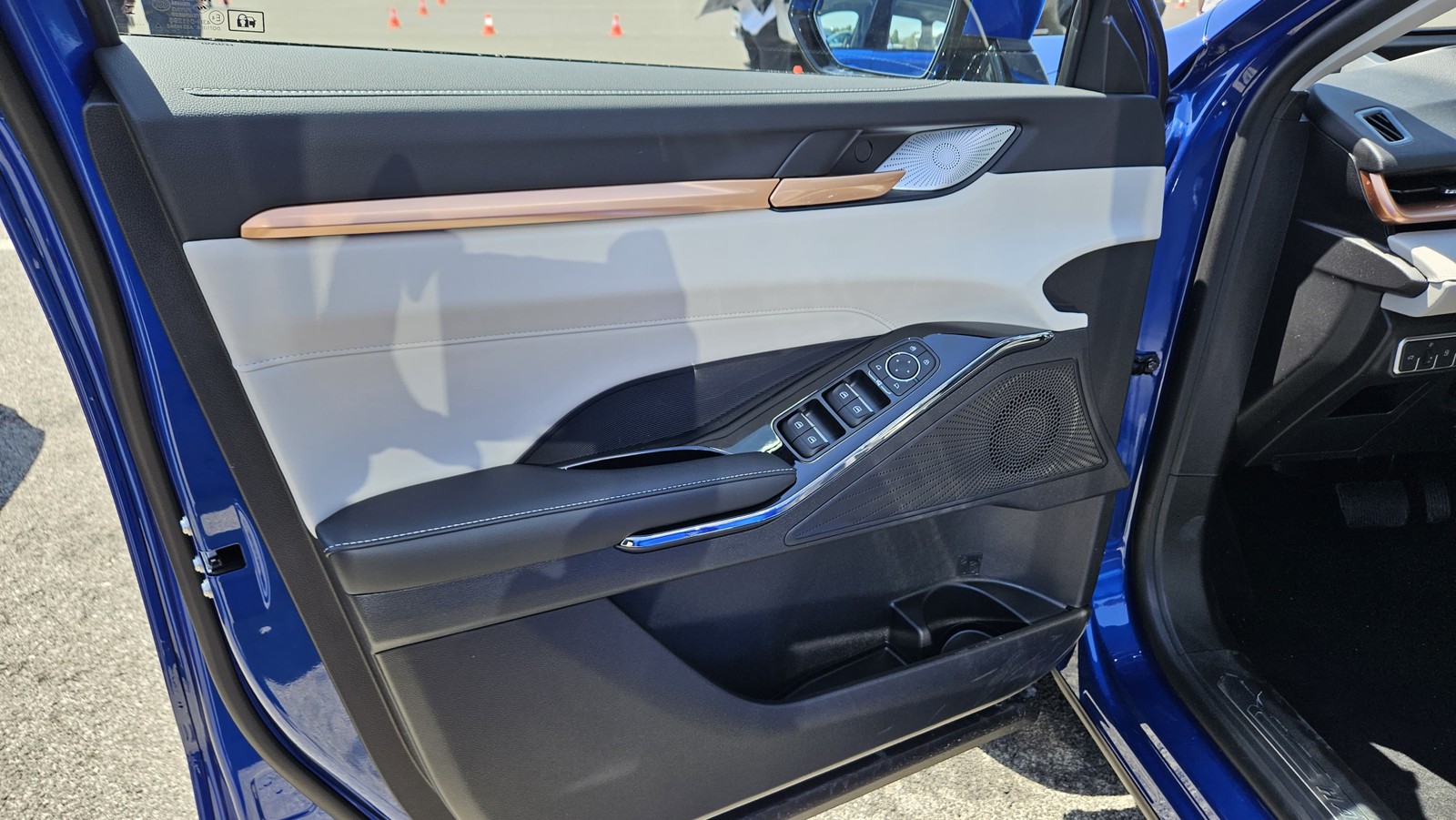 Guarnições das portas do GWM Haval H6 PHEV19 2025 também mantém acabamento em cinza claro — Foto: Leonardo Felix/Auto News Brasil