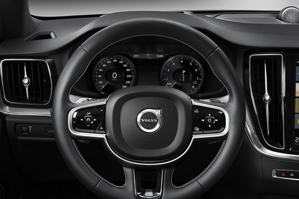 Volante revestido em couro traz plaquinha R-Design (Foto: Divulgação) — Foto: Auto Esporte
