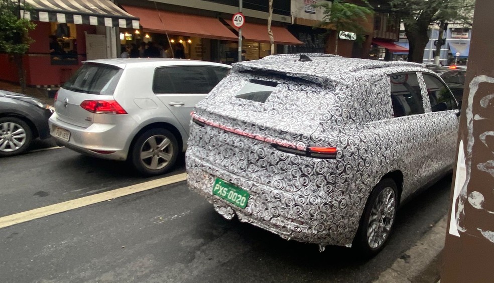 Leapmotor C10 tem lanternas unidas por peça iluminada na traseira e formato mais reto com caimento cupê — Foto: Luana Conde/Auto News Brasil