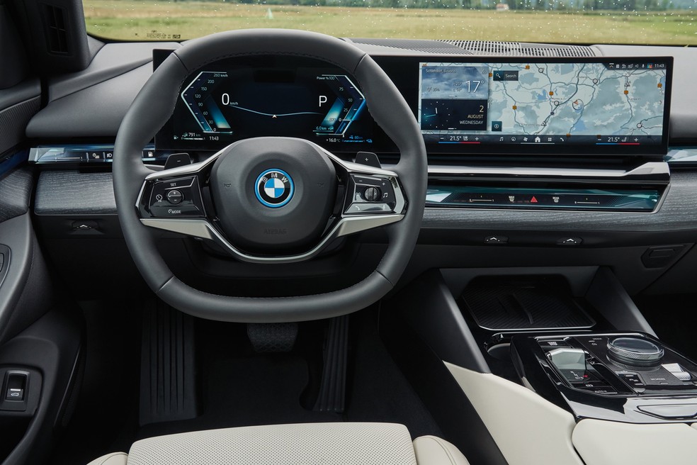 BMW 530e M Sport tem interior do i5, mas volante vem do iX — Foto: Divulgação