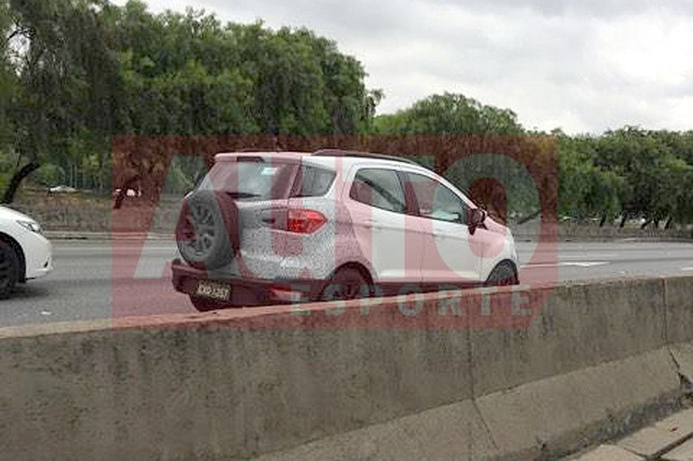 Ford EcoSport reestilizado é flagrado em SP com estepe na traseira (Foto: Lucas Simão / Auto News Brasil) — Foto: Auto Esporte
