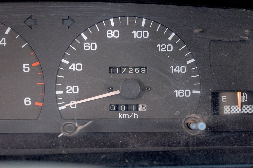 Cabos de aço que giram odômetro da Hilux arrebentaram no fim dos anos 2000 — Foto: Renato Durães/Autoesporte