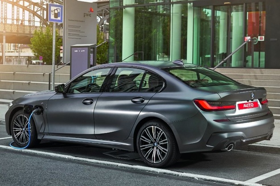 Tirando a tampa para o plugue de recarga, o 330e é um Série 3 normal por fora (Foto: Divulgação) — Foto: Auto Esporte