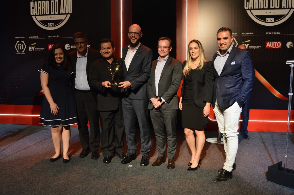 Equipe da BMW sobe ao palco para receber o prêmio (Foto: André Schaun) — Foto: Auto Esporte