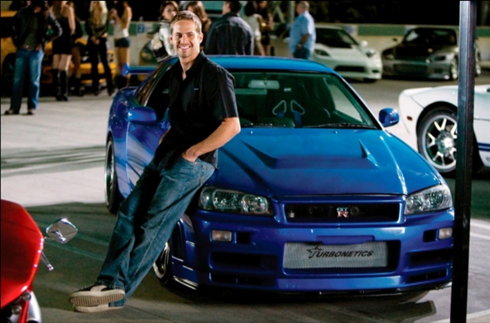 Paul Walker em cena com o esportivo da Nissan — Foto: Reprodução