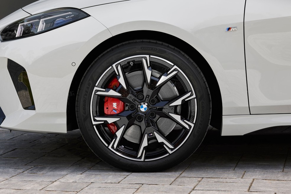 BMW Série 1 M135 xDrive vai substituir o modelo atualmente vendido no mercado, o 118i — Foto: Divulgação/BMW