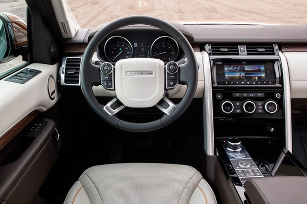 Painel tem instrumentos analógicos, mas é a única coisa que o separa de um Range Rover Sport (Foto: Divulgação) — Foto: Auto Esporte