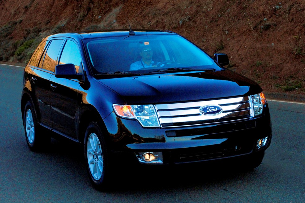 Ford Edge tem cerca de duas toneladas de peso — Foto: Divulgação/Ford