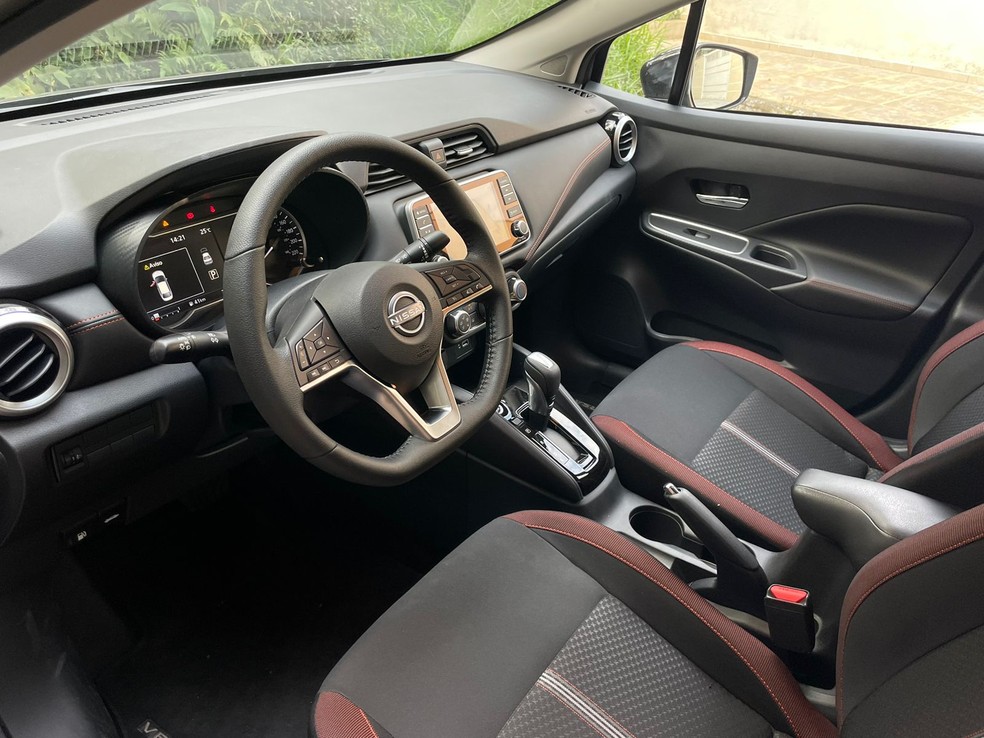 Versão já oferece ajuste de profundidade e altura para o volante, o que facilita o dia a dia com o sedã — Foto: Cauê Lira/Auto News Brasil