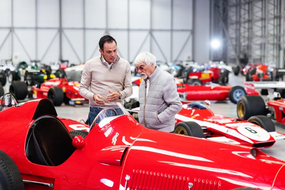 Ecclestone mostrando sua coleção a Hartley Jr. — Foto: Tom Hartley Jnr/PA