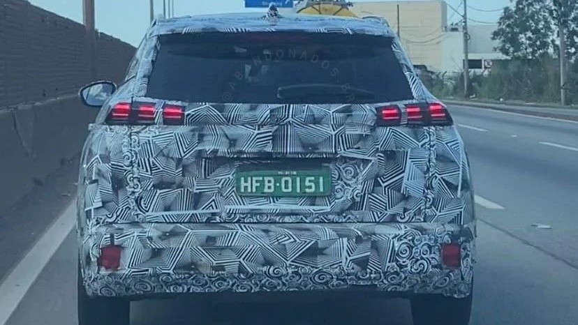 Flagra: novo Peugeot 2008 estreia em junho com motor turbo da Fiat