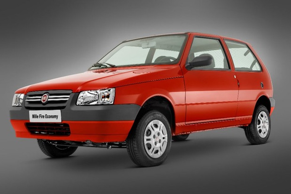O segundo facelift do Fiat Uno chegou ao mercado em 2004 — Foto: Divulgação