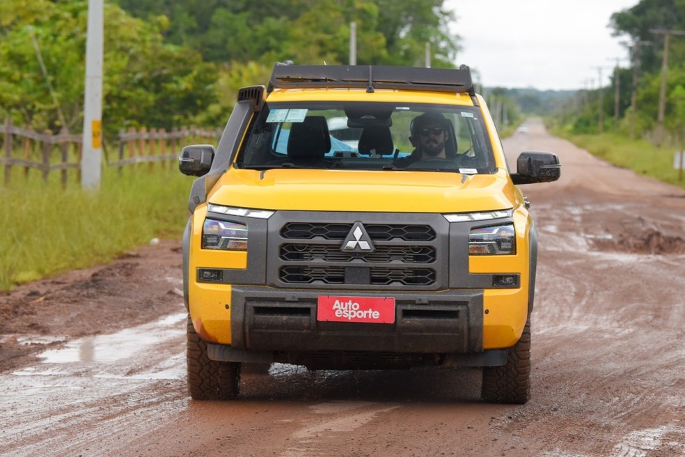 Nova Mitsubishi Triton Savana começa enfrentar maiores desafios depois da passagem de balsa  — Foto: Murilo Góes/Auto News Brasil