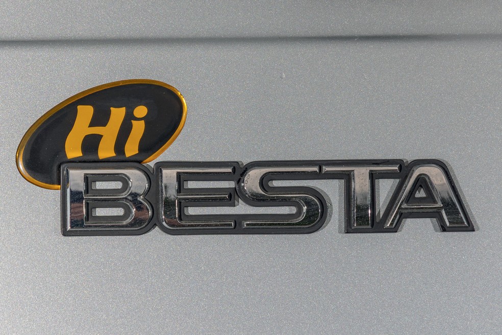 Emblema com o nome da van confundia os brasileiros, que renomearam o veículo por aqui  — Foto: Renato Durães/Auto News Brasil