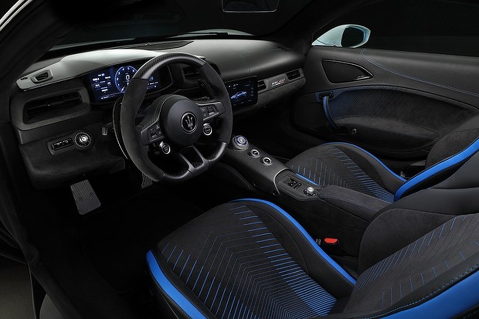 O interior minimalista do Maserati MC20 tem poucos botões. De acordo com a montadora, é um jeito de focar na experiencia da direção (Foto: Divulgação) — Foto: Auto Esporte