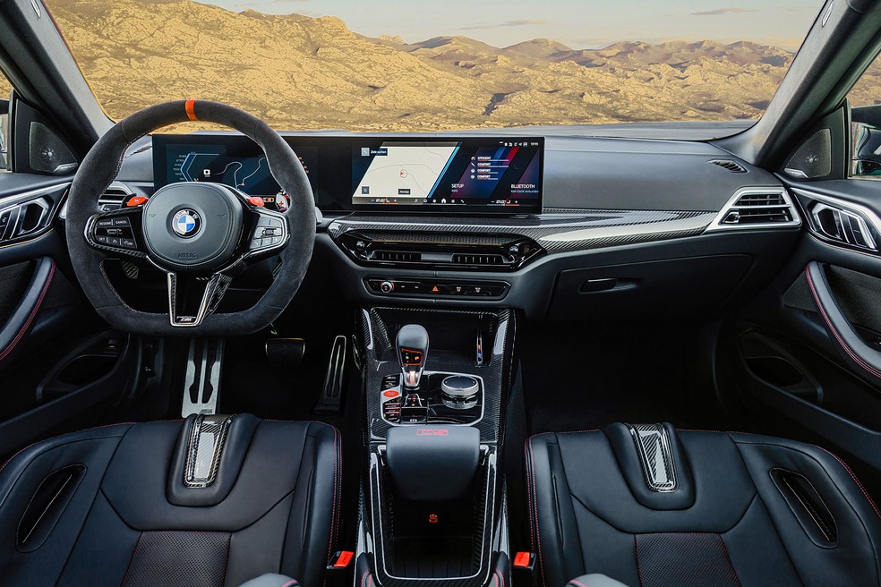 Interior do BMW M4 CS tem veludo, couro e fibra de carbono — Foto: Divulgação