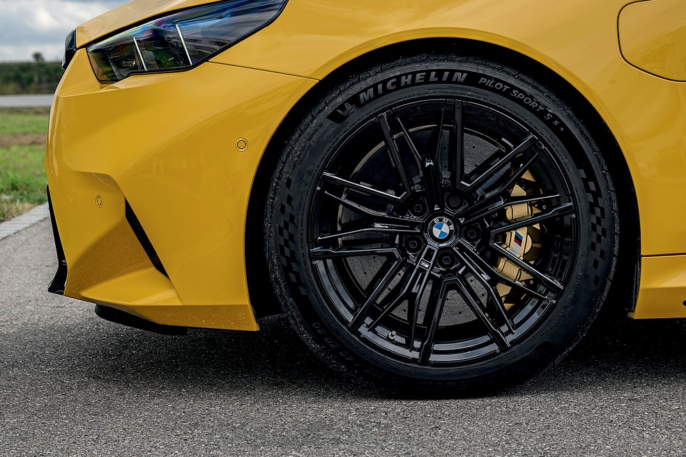Rodas e pneus do BMW M5 têm medidas diferentes; atrás, são maiores e mais largos — Foto: Divulgação