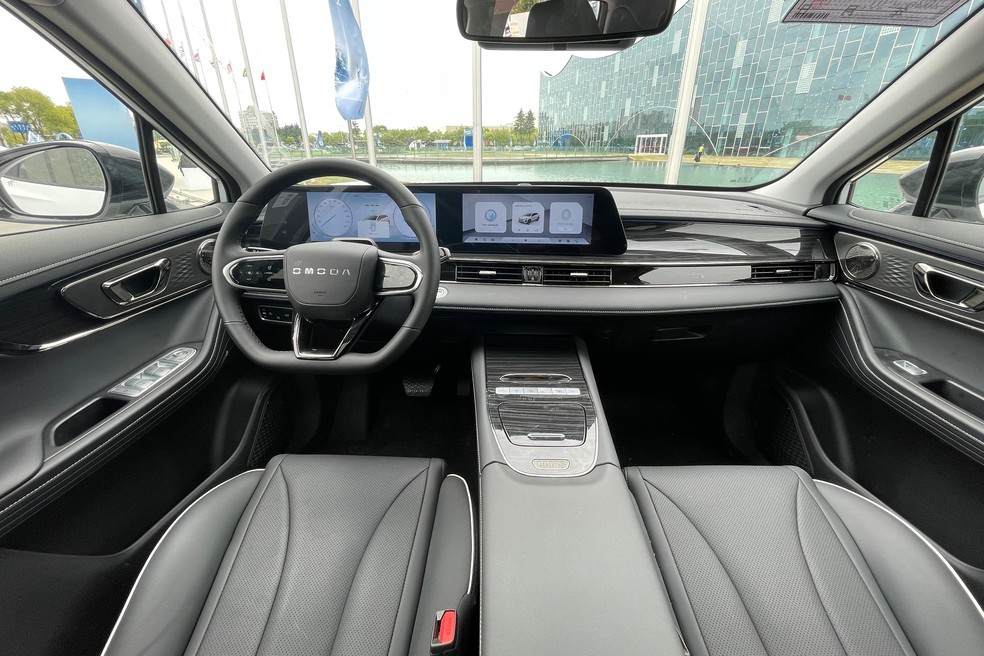 Revestimento da cabine é totalmente escuro, sem variações nas cores — Foto: Cauê Lira/Auto News Brasil