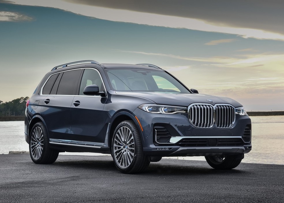 O BMW X7 foi o primeiro a mostrar indícios do crescimento do "duplo rim" — Foto: Divulgação