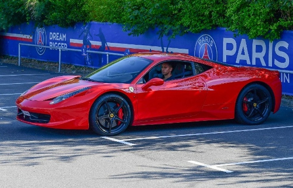 Marquinhos saindo do CT do Paris Saint-Germain com sua Ferrari 458 Itália — Foto: Reprodução: AutoJosh