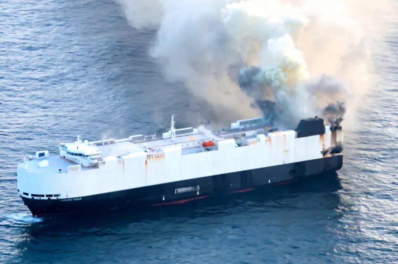 Navio com carros elétricos pega fogo há 3 dias; por que é difícil apagar?