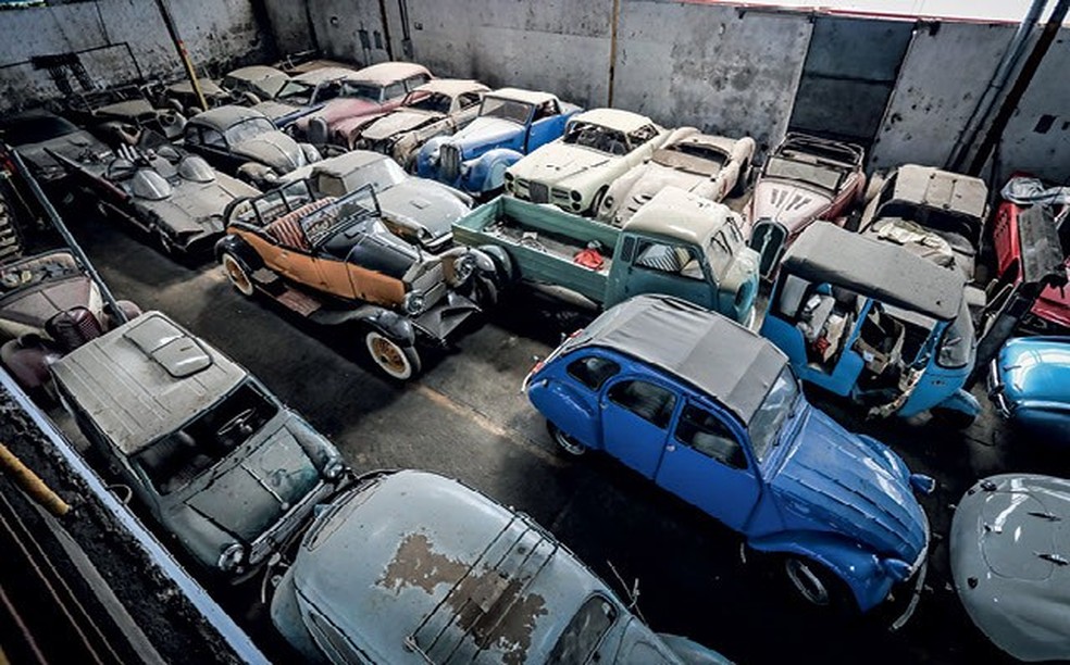 Eclético, o galpão tem de Citroën 2CV a Rolls-Royce, sem preconceitos — Foto: Auto Esporte