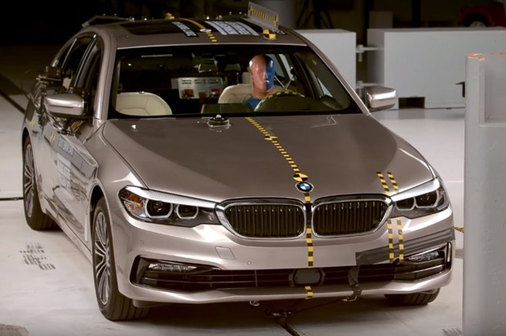 BMW Série 5 conquista nota máxima de segurança nos EUA (Foto: Reprodução / IIHS) — Foto: Auto Esporte