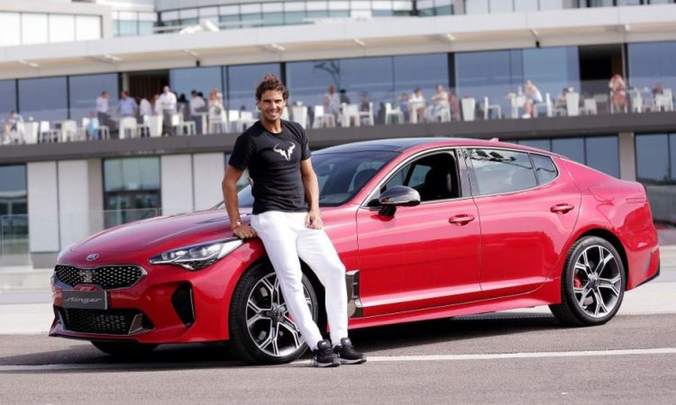 Rafael Nadal é patrocinado pela Kia e dirige um Stinger GT — Foto: Divulgação