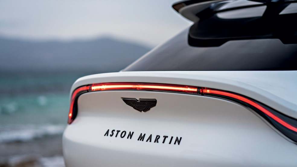 Aston Martin DBX 707 tem a lanterna interligada — Foto: Divulgação