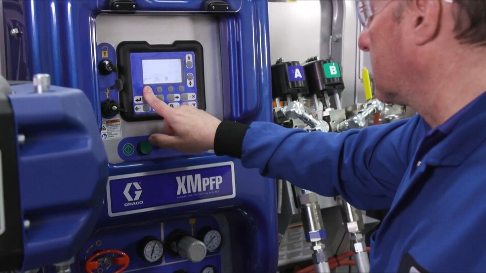 De acordo com a PPG, maiores fabricantes de carros elétricos já utilizam essa tecnologia de revestimento nas baterias — Foto: Foto: máquina de aplicação da tinta CoraChar/Divulgação: PPG