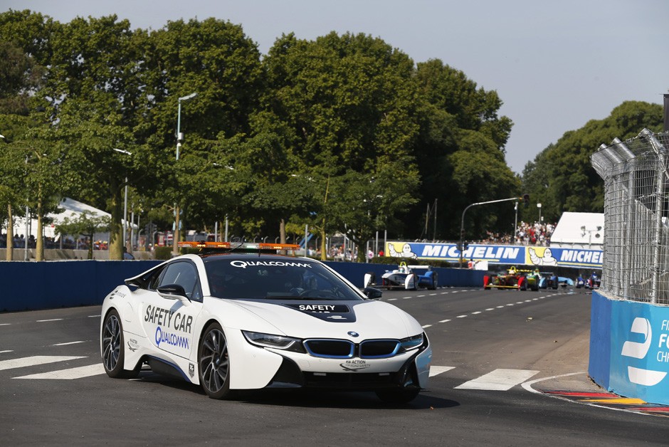 BMW i8 Safety Car, com tecnologia HALO wifi da Qualcomm para carregamento da bateria 