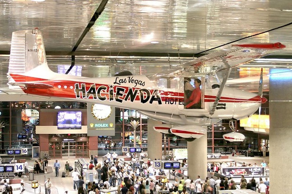 O Cessna está exposto no aeroporto McCarran, em Las Vegas (Foto: Daniel Piotrowski/Wikimedia) — Foto: Auto Esporte