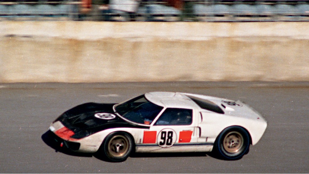 O pilotos Ken Miles e Lloyd Ruby lideraram a corrida de resistência que a Ford dominou com o 1º, 2º, 3º e 5º lugares — Foto: Getty Images
