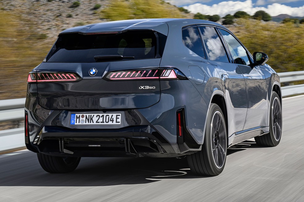 BMW iX3 50 xDrive 2025 — Foto: Divulgação