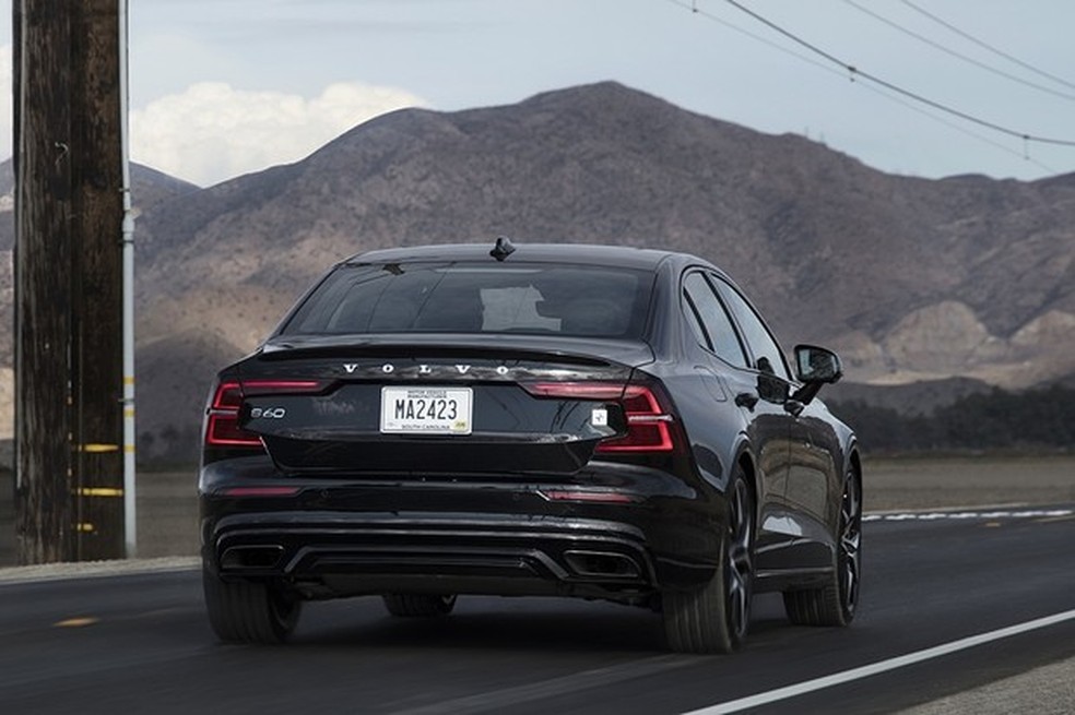 Sedã tem lanternas simétricas em formato de "C" (Foto: Divulgação) — Foto: Auto Esporte