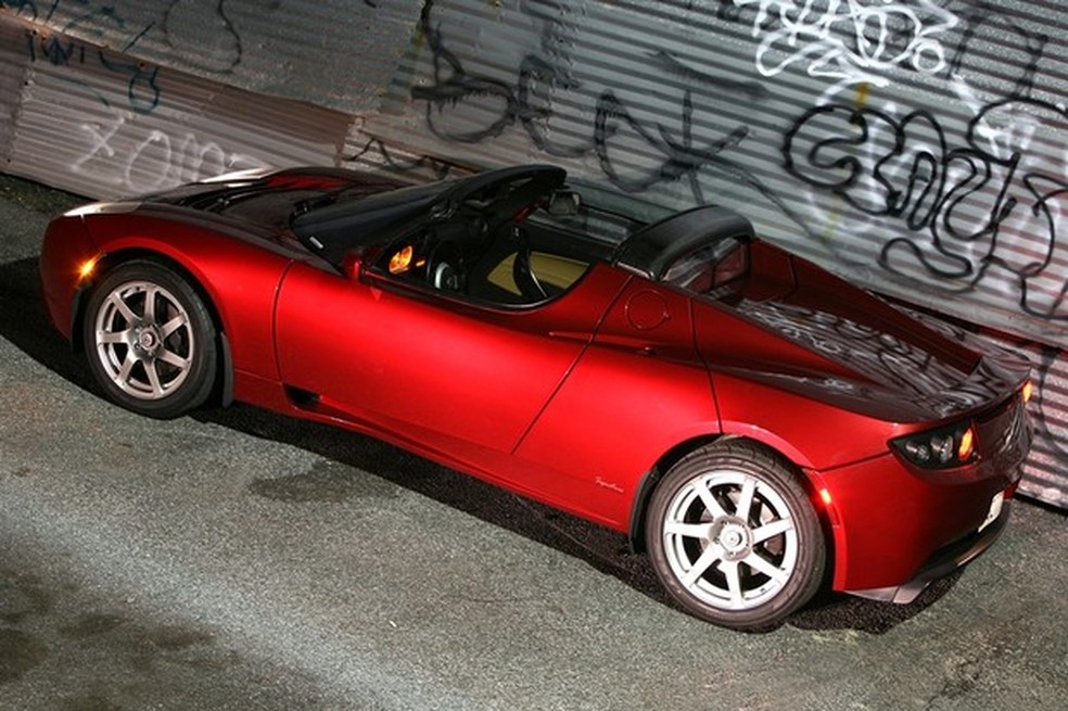 Tesla Roadster foi o primeiro carro da história a receber baterias de íons de lítio (Foto: Divulgação) — Foto: Auto Esporte