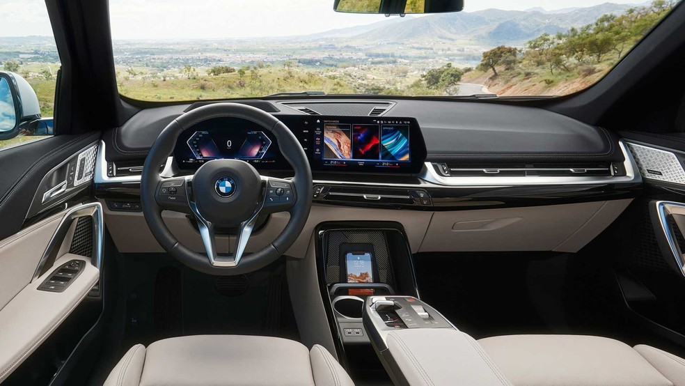 Interior do BMW X1 segue os carros mais modernos com uma supertela que abrange o painel de instrumentos e o multimídia — Foto: Divulgação
